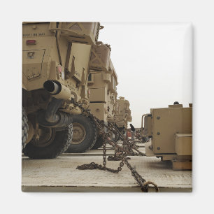 Imán Los vehículos militares se cierran abajo en semi