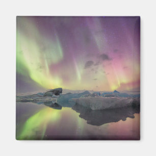Imán Luces de aurora se reflejan en la laguna