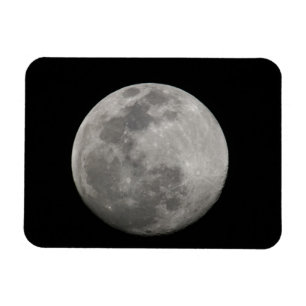 Imán Luna llena en blanco y negro. Créditos: Arthur