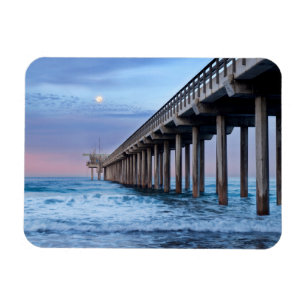 Imán Luna llena sobre el muelle, California