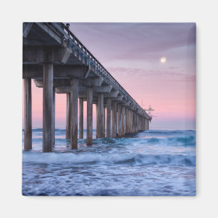 Imán Luna llena sobre el muelle de Scripps