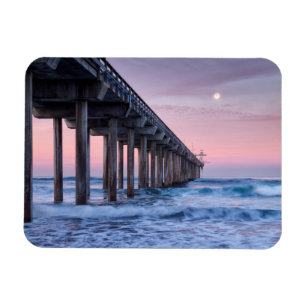 Imán Luna llena sobre el muelle de Scripps