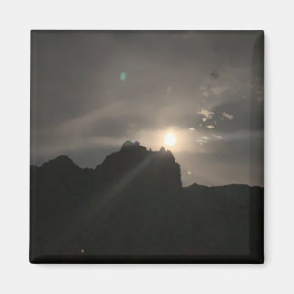 Imán Luna llena sobre la roca de la catedral con Sedona