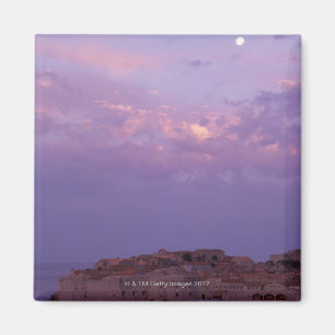 Imán Luna sobre ciudad vieja