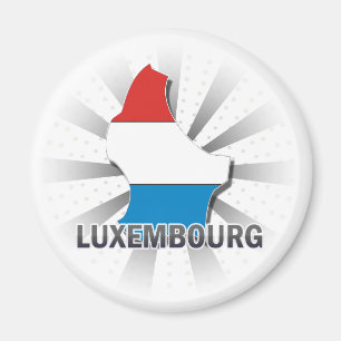 Imán Luxemburgo señala el mapa por medio de una bander