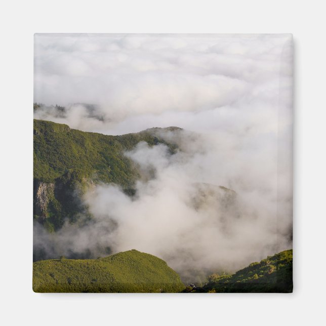 Imán Madeira mountains in misty clouds, moody nature (Frente)