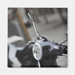 Imán Madrid, Vespa scooter negro