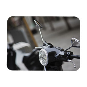 Imán Madrid, Vespa scooter negro
