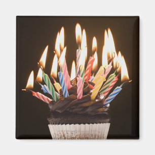 Imán Magdalena con las velas del cumpleaños