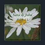Imán Magnate de la boda de la flor blanca<br><div class="desc">La encantadora margarita blanca con la larga fotografía de flores de gotas de lluvia de Susan favorece el imán de la nevera. Rellene su información en la plantilla. Haga más cambios en el texto y el tamaño, estilo y color del tipo de letra haciendo clic en el Personalizar. Si tiene...</div>