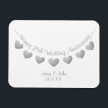 Imán Magnate de regalo para el 25º aniversario del boda<br><div class="desc">Regalo personalizado del 25º aniversario del boda de plata, imán de marido y mujer con confitura de corazón. Un regalo lindo y moderno para una pareja que está celebrando su aniversario de boda de platino. Los nombres de la pareja y la fecha de aniversario mostrados se pueden personalizar utilizando la...</div>