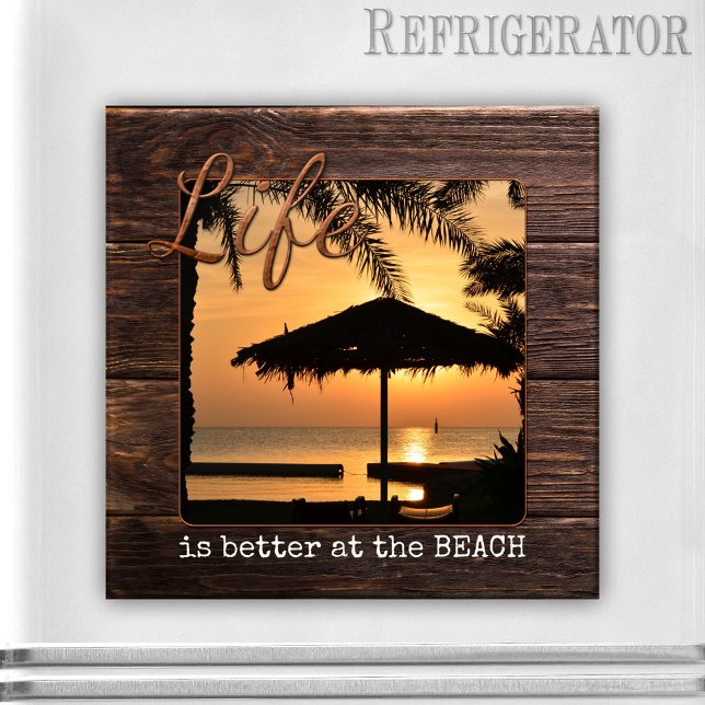 Imán Magnate fotográfico de la playa de Keepsake de vac (Beach holiday keepsake magnet featuring your photo framed by rustic wood and rose gold text)