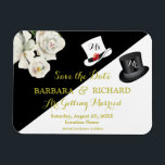 Imán MAGNET Boda blanca y negra Guardar la fecha<br><div class="desc">Romántico y único presupuesto floral blanco y negro Save the Date. Letras de oro para encenderla y un sombrero de top negro para el caballero y un gorra blanco para la futura novia. Cuidadosamente etiquetada como "Ms. y Mr." para cambiar a medida que el evento se acerca, por supuesto. Para...</div>