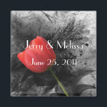 Imán Magnet de Favor de la Boda de Tulipano Rojo<br><div class="desc">Este imán de favor de la boda de tulipanes rojos es genial para bodas negros y blancos o negros y rojos.</div>