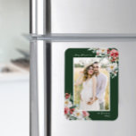 Imán Magnet de fotos de Navidades elegantes<br><div class="desc">Celebre esta temporada festiva con nuestro elegante Magnet de fotos de Navidades Elegantes. Este imán fotográfico, pintado a mano con amor, muestra una exquisita mezcla de flores crema, bayas rojas y botánicos verdes, todo ello contra una selección de fondo rojo, verde oscuro o negro. Perfecto para aquellos que aprecian la...</div>