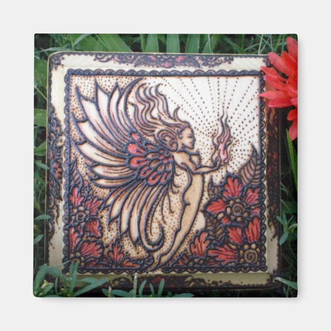 Imán Magnet: Hada de Fuego Henna sobre la madera (Frente)