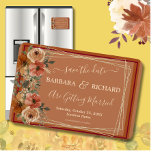 Imán MAGNET Terracotta Floral Elegante fecha de guardad<br><div class="desc">Esta hermosa acuarela Magnet Save the Date cuenta con un fondo de terracota con flores de naranja beige y quemado rodeadas de vegetación y marcos dorados. Los toques de caligrafía son un acompañamiento perfecto de las hermosas flores. Una encantadora elección de diseño para marcar el tono de la celebración de...</div>