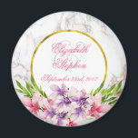 Imán Magnolias acuarelas, Boda de textura de mármol bla<br><div class="desc">Un imán boda con un diseño moderno y elegante, con una textura de mármol falso en blanco, componen el fondo. Encaramado sobre la parte superior hay un marco con un falso borde de Relieve metalizado dorado. El diseño está decorado con grandes flores de magnolia de color rosa y violeta con...</div>