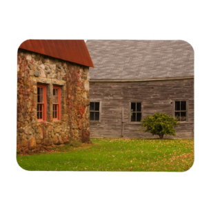 Imán Maine, edificio de piedra viejo y granero de