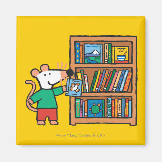 Imán Maisy y una biblioteca de libros