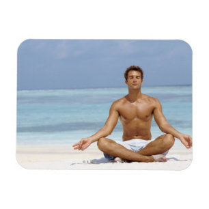 Imán Maldivas, hombre joven hermoso meditating en a