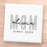 Imán Mamá desde el 20XX Preppy simple moderno<br><div class="desc">Este diseño sencillo y moderno se compone de una tipografía de san serif.</div>