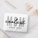 Imán Mamá más fría desde el 20XX de la adormidera simpl<br><div class="desc">Este diseño sencillo y moderno se compone de una tipografía de san serif.</div>