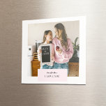 Imán Mamá personalizada que te amo. Foto<br><div class="desc">"Aplaude el refrigerador o espacio de trabajo de mamá con este imán dulce personalizado que incluye tu foto favorita y el mensaje más sincero 'Mamá, te amo' en un suave fondo rosa pastel. Un pequeño recuerdo perfecto para el Día de la Madre, su cumpleaños, o solamente para recordarle lo amada...</div>