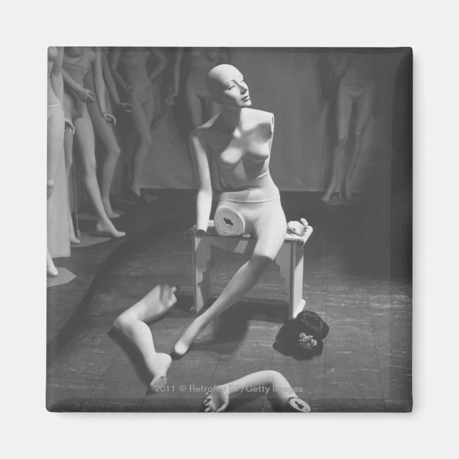 Imán Mannequina con pierna y brazo retirados (Frente)