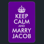 Imán Mantén la calma y cásate con Jacob<br><div class="desc">Personalizable boda morado y blanco parodia de diseño clásico ...  Mantén la calma y cásate con Jacob.</div>