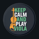 Imán Mantener la calma y jugar al violín de la viola<br><div class="desc">Diseño de aficionados a la música de orquesta retro vintage para los que tocan instrumentos musicales de cuerdas en una banda de música o sinfonía. Mercadería de amante de la música clásica de Guay para violinistas, violinistas, músicos y artistas. Perfecto para profesores de violín, aficionados a la orquesta y para...</div>