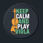 Imán Mantener la calma y jugar al violín de la viola<br><div class="desc">Diseño de aficionados a la música de orquesta retro vintage para los que tocan instrumentos musicales de cuerdas en una banda de música o sinfonía. Mercadería de amante de la música clásica de Guay para violinistas, violinistas, músicos y artistas. Perfecto para profesores de violín, aficionados a la orquesta y para...</div>