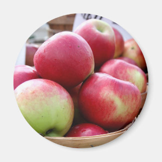 Imán Manzanas frescas en canasta en el mercado de agric