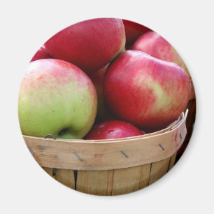 Imán Manzanas frescas en canasta en el mercado de agric