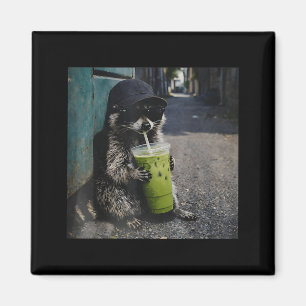 Imán Mapache bebiendo matcha latte meme divertido de an