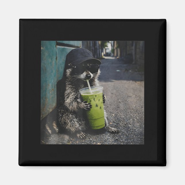 Imán Mapache bebiendo matcha latte meme divertido de an (Frente)