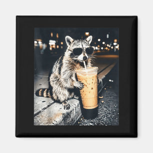 Imán Mapache divertido bebiendo café helado