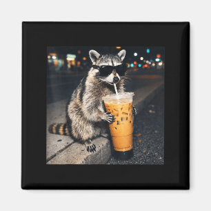 Imán Mapache divertido bebiendo café helado meme de ani