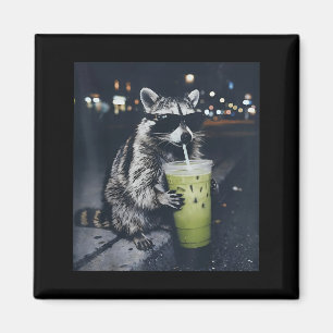 Imán Mapache divertido bebiendo matcha con hielo latte 