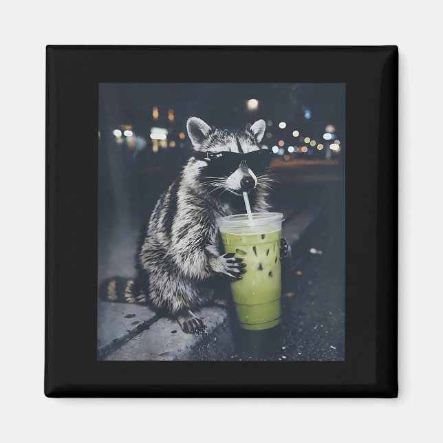 Imán Mapache divertido bebiendo matcha con hielo latte  (Frente)
