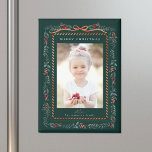 Imán Marco de invierno rojo Navidades verdes foto<br><div class="desc">Este elegante imán fotográfico de vacaciones cuenta con un marco de invierno rojo acuarela con un bonito arco de cinta y tipografía limpia. Para una personalización más avanzada de este diseño,  haga clic en el BOTÓN HERRAMIENTA DE DISEÑO AZUL de arriba.</div>