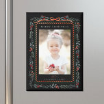 Imán Marco de Winterberry Rojo Navidad Negro Foto<br><div class="desc">Este elegante imán fotográfico de vacaciones cuenta con un marco de invierno rojo acuarela con un bonito arco de cinta y tipografía limpia. Para una personalización más avanzada de este diseño,  haga clic en el BOTÓN HERRAMIENTA DE DISEÑO AZUL de arriba.</div>