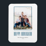 Imán Marco fotográfico moderno Happy Hanukkah<br><div class="desc">¡Feliz Hanukkah! Enviar los deseos de Hanukkah a la familia y amigos con esta foto de personalizable del imán Hanukkah. Presenta una tipografía moderna y un marco fotográfico sencillo. Personalice agregando nombres y una foto. Este moderno imán Happy Hanukkah está disponible en otras cajas.</div>