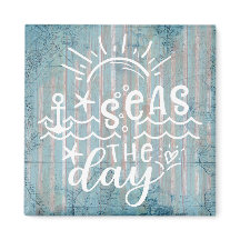 Mares azules grises en el crucero del día