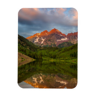 Imán Maroon Bells se refleja en el tranquilo lago Maroo