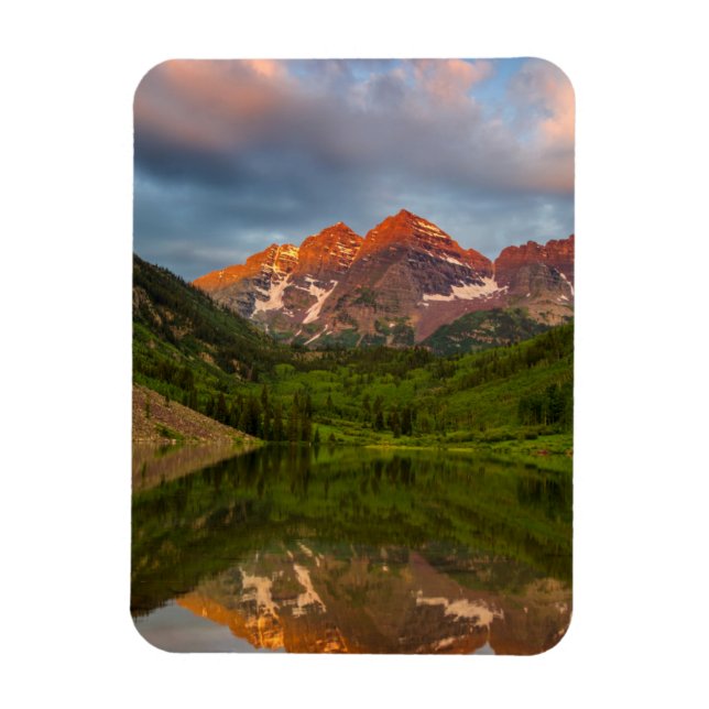 Imán Maroon Bells se refleja en el tranquilo lago Maroo (Vertical)