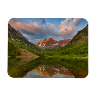 Imán Maroon Bells se reflejan en el tranquilo lago Maro