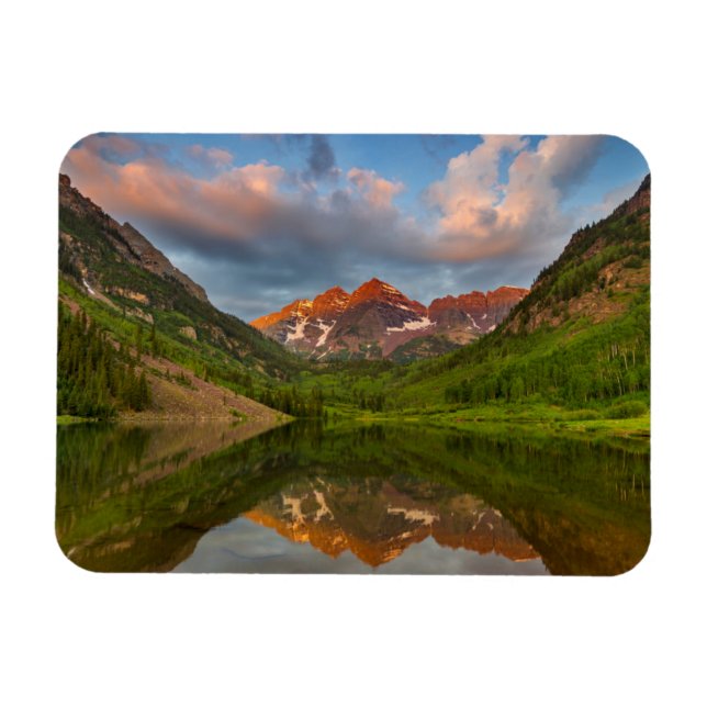 Imán Maroon Bells se reflejan en el tranquilo lago Maro (Horizontal)