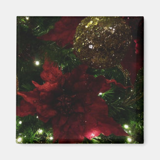 Imán Maroon y el árbol de Navidad dorado I foto de vaca