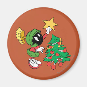 Imán MARVIN THE MARTIAN™ poniendo estrella en el árbol